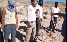 مستوطنون يعتدون على منزل ويغلقون طرقا ويقطعون كابل كهرباء جنوب يطا