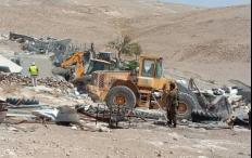 الاحتلال يخطر بهدم معرض للبلاط ويضيّق على قاطفي الزيتون في الخليل