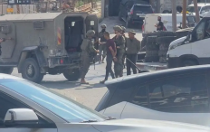 قوات الاحتلال تعتقل ثلاثة مواطنين وتداهم منازل جنوب جنين