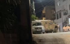 الاحتلال ينكل بالمواطنين ويغلق الطريق بين مخيم العروب وبيت أمر شمال الخليل
