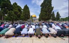 70 ألفا يؤدون الجمعة في الأقصى رغم إجراءات الاحتلال