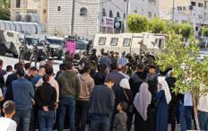 بعد ثمانية أيام من النزوح والحصار.. أهالي الجلدة وعين دير بحة في الخليل يتظاهرون للمطالبة بالعودة إلى منازلهم