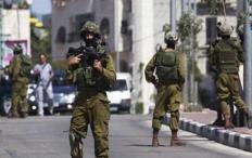 قوات الاحتلال تلصق شارات دعائية لحزب "الليكود" على مركبات فلسطينية شرق رام الله