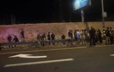 مستوطنون يهاجمون منازل ويعتدون على مواطنين في حلحول والاحتلال يعتقل آخرين بالخليل