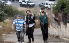 إصابة طفلين في هجوم للمستوطنين والاحتلال يخطر بهدم ثلاثة منازل في يطا جنوب الخليل