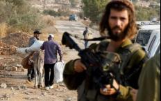 الاحتلال يمنع أهالي اللبن الشرقية من قطف الزيتون على أطراف القرية