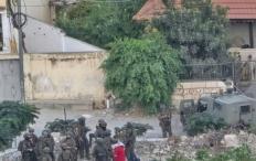 الاحتلال يفتش منازل ويحتجز عشرات المواطنين ويستجوبهم في برقة شمال غرب نابلس