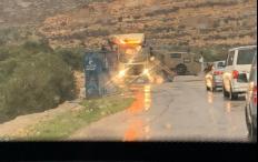 الاحتلال ينصب حاجزاً غرب قرية المغير وينكل بالمواطنين