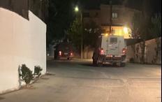 الاحتلال يعتقل شابا ويحتجز آخرين في الخليل