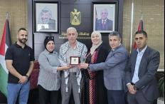 بعد 30 عاماً من العطاء.. الممرض اشتيوي يواصل العمل متطوعاً بعد التقاعد وغنام تكرّمه بـ"درع البصمة الفلسطينية"