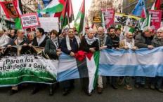 المئات يتظاهرون في الأرجنتين دعما لشعبنا وتنديدا بالإبادة الجماعية في غزة
