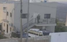 الاحتلال يجبر عائلة في بلدة كوبر على إخلاء منزلها