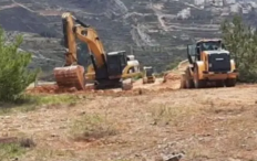 مستوطنون يشقون طريقاً استيطانياً في نعلين غرب رام الله