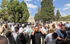 عشرات آلاف المصلين يؤدون الجمعة في الأقصى رغم تشديدات الاحتلال