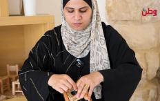 علياء سركجي.. تحيي الذاكرة وتحفظ التراث عبر "جدل الكراسي التراثية"