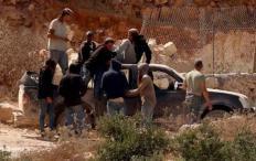 مستوطنون يهاجمون مركبات المواطنين بين قريتي المغير وأبو فلاح شمال شرق رام الله