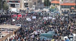 المئات يعتصمون أمام السفارة الإسرائيلية في عمان