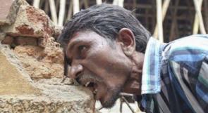 بالفيديو .. هندي يأكل 3 كجم من الحجارة يوميا