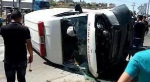 انقلاب سيارة إسعاف أثناء نقل مريض من قلقيلية إلى نابلس