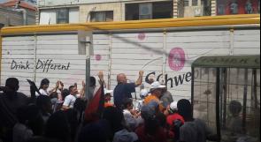 أطفال يطردون شاحنة محملة بالبضائع الإسرائيلية من أسواق طولكرم