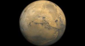 "ناسا" تعرض صورة لآثار التيار المائي على سطح المريخ