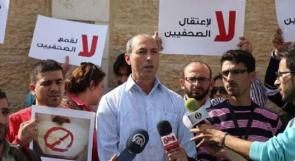 قوات "النحشون" تُهدد الأسير الصحفي نزال بإطعامه قسرياً