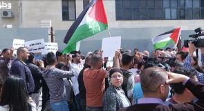 وقفة أمام مقر الحكومة احتجاجا على قرار خصم رواتب موظفي غزة
