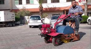 الأولى من نوعها في غزة.. مهندسان من غزة يبتكران آلة لتنظيف الشوارع