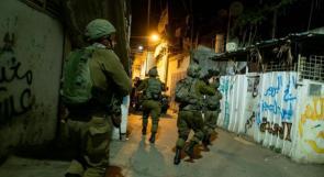 الاحتلال يقتحم بلدة طمون ويداهم عدة منازل