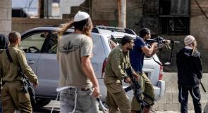 مستوطنون يهاجمون مزارعين في مردا ويحطمون مركبة