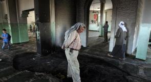 مستوطنون يحرقون مدخل مسجد في عوريف