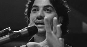 بالفيديو..الشاعر مروان مخّول يُسدل الستارَ عن رائعتهِ الجديدة "إله الثورة"