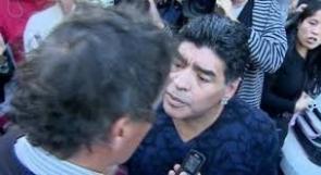بالفيديو.. مارادونا يصفع صحافيا على وجهه