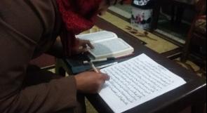 خاص لـ "وطن" بالفيديو .. فتاة غزية تبدع بنسخ القرآن يدوياً بالرسم العثماني