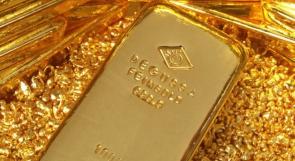 الذهب ينخفض والفضة تقلّص مكاسبها مع صعود الدولار