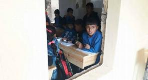 وسط المعاناة.. تلاميذ مخيم "حندرات" الفلسطيني يحولون منزل مدمر إلى مدرسة