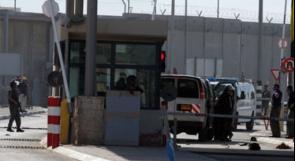 الاحتلال يغلق حاجز قلنديا شمال القدس بزعم "جسم مشبوه"