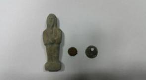 ضبط تمثالا وقطعتين معدنيتين أثريتين في جنين