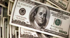 الدولار يحافظ على مكاسبه بدعم من تصريحات لمسؤولي الفيدرالي