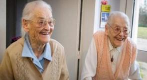 أكبر توأمين في العالم تحتفلان بعيد ميلادهما الـ 104