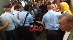 بالفيديو ... الاحتلال يعتدي بالضرب على رجل دين مسيحي