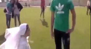 بالفيديو ... فتاة مصرية تركع على الارض لطلب يد حبيبها في ملعب كرة قدم