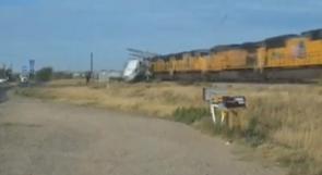 بالفيديو .. قطار يصطدم بشاحنة بدت كقطعة كرتون هشة