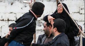 بالصور ... أم إيرانية تصفع قاتل ابنها.. وتنقذه من حبل المشنقة