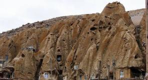 بالصور... قرية إيرانية نائية في الصخر