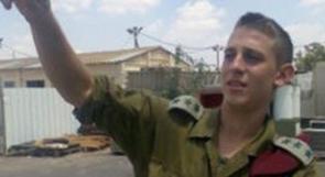 بالصور.. جندي إسرائيلي ينشر صور له مع أسرى معصوبي الأعين ومكبلي اليدين