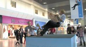 بالفيديو... الإعلان الذي أذهل المسافرين بمطار مانشستر