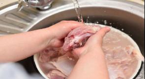 العلماء يوضّحون كيفية غسل لحم الدجاج بأمان!