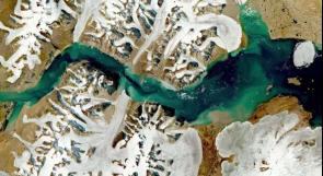 القيظ يذيب صفيحة الجليد في غرينلاند