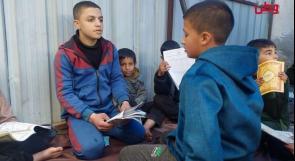 خيام تحفيظ القرآن تتحول إلى صفوف مصغّرة لتعليم الأطفال النازحين